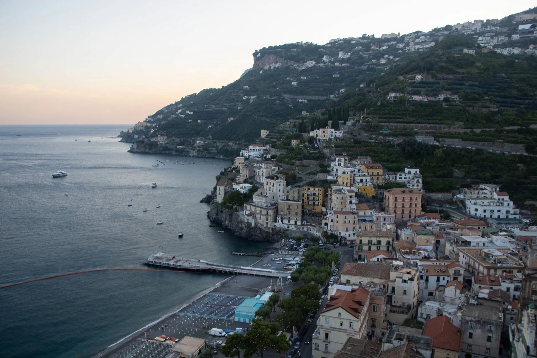 Vue sur Minori et la plage le long de la côte amalfitaine