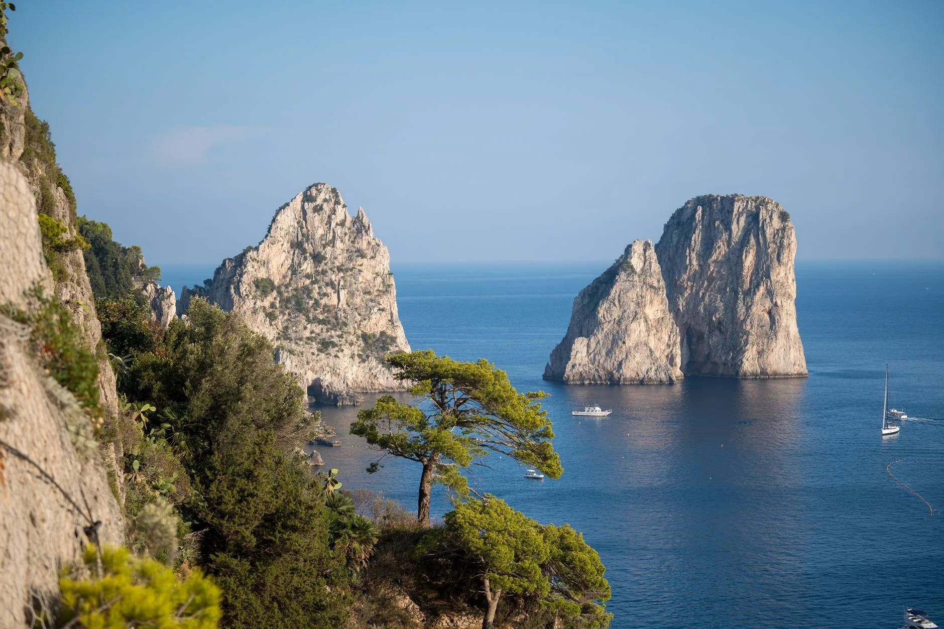 Les Faraglioni et la côte de Capri au-dessus d'une mer turquoise