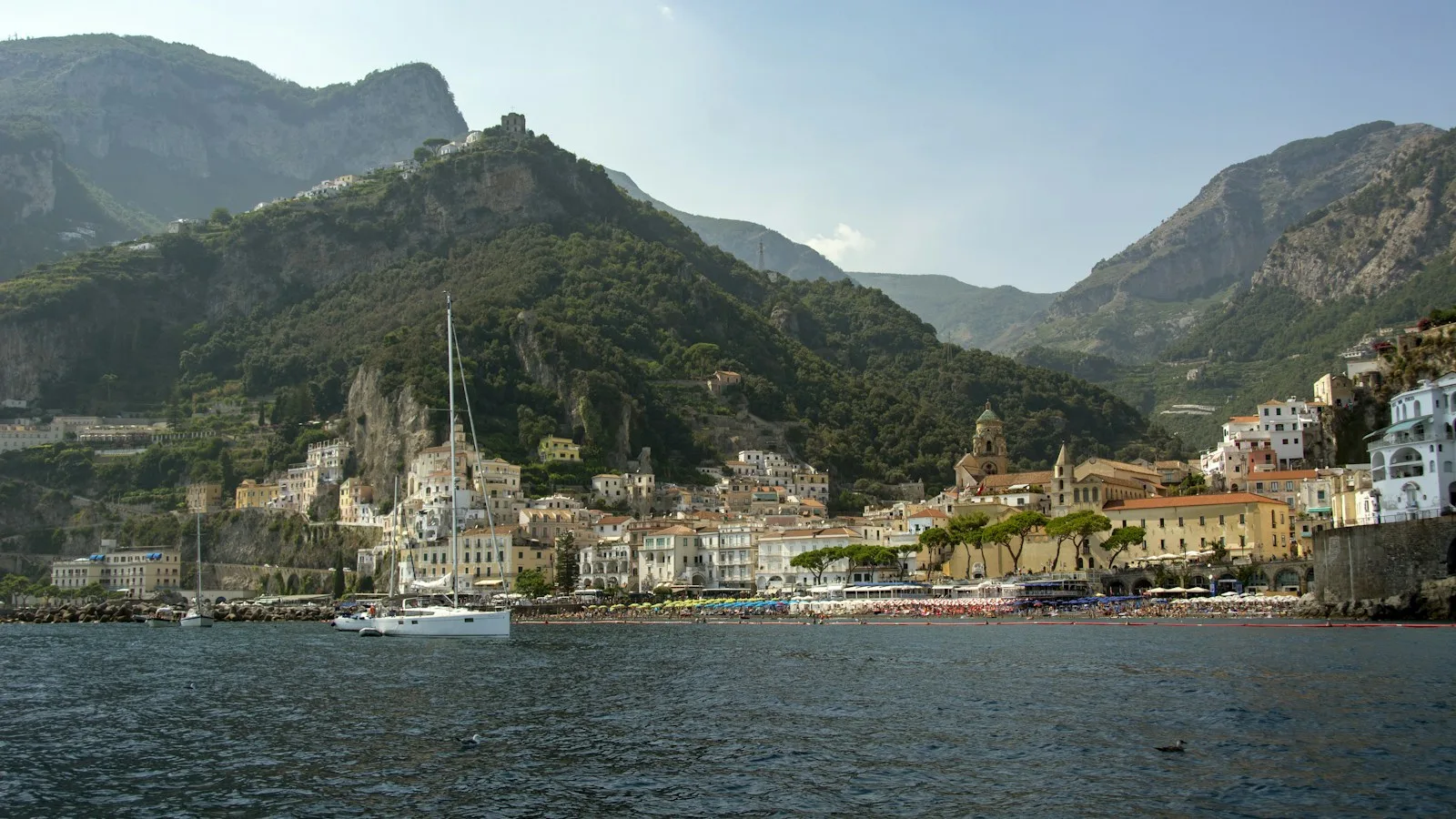 Maisons colorées face à la mer et aux montagnes sur la côte amalfitaine