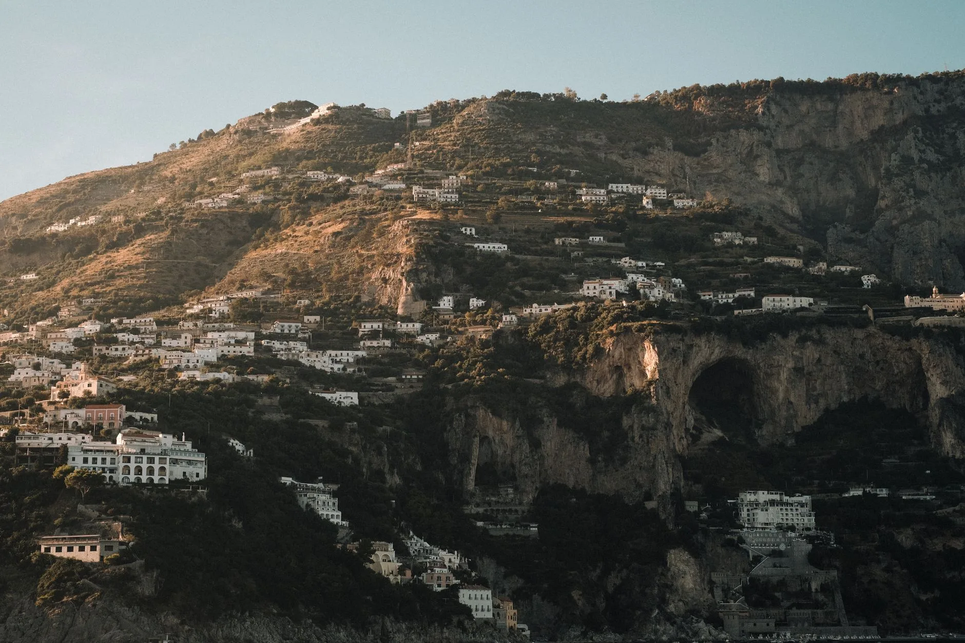 Village en terrasses sur la côte amalfitaine au-dessus de la mer