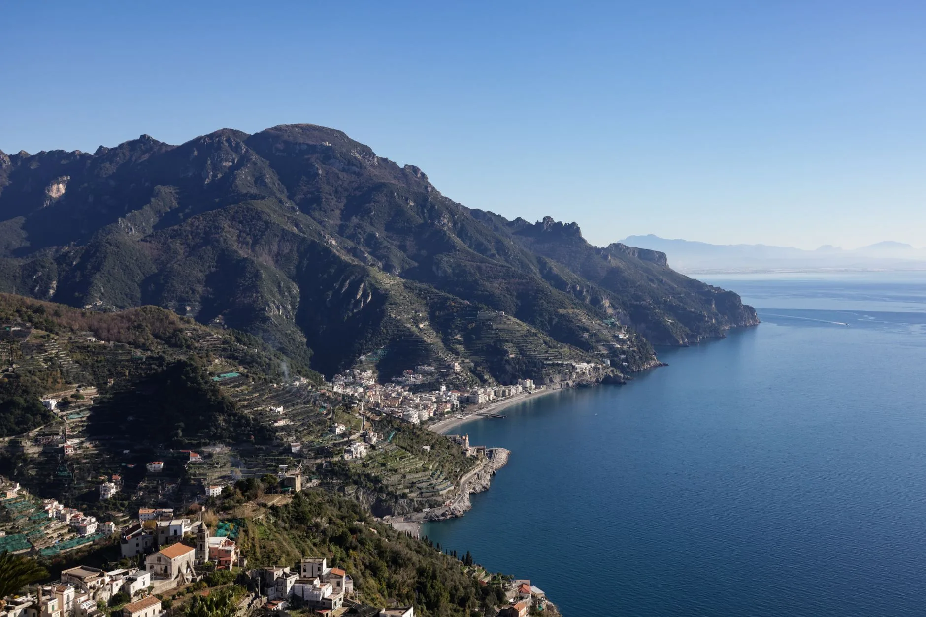 Village en terrasses de la côte amalfitaine sous le soleil au-dessus de la mer