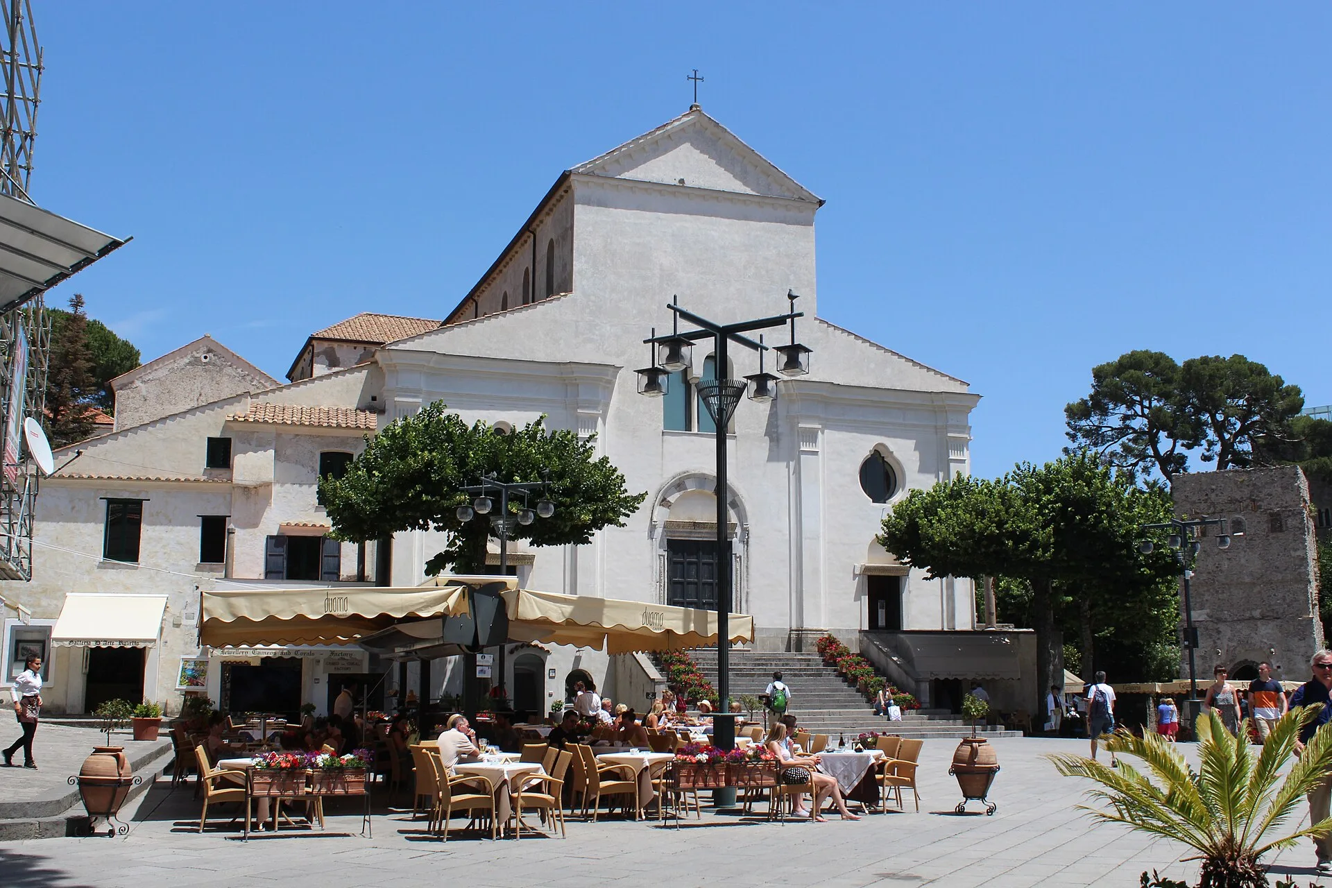 La cathédrale et la place centrale