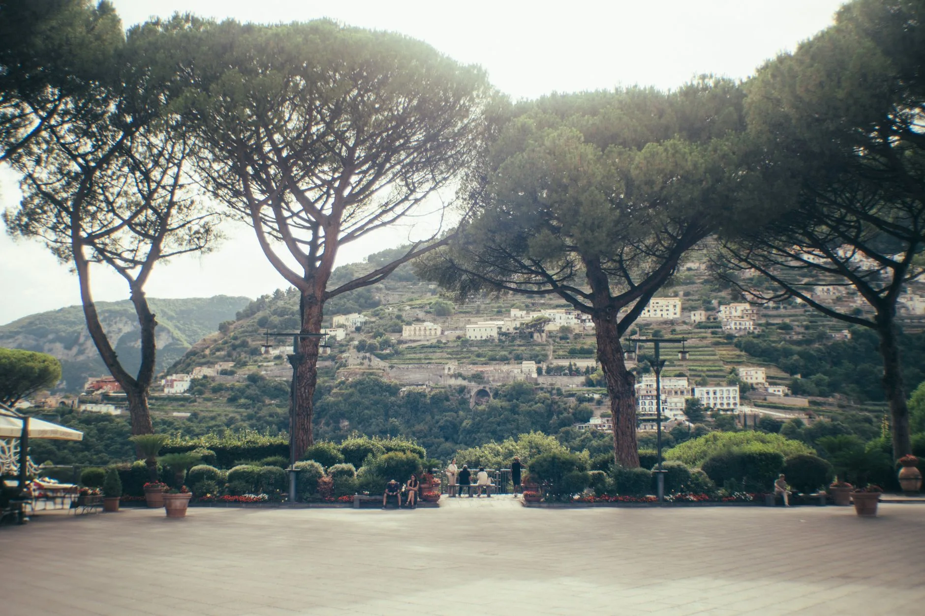 Terrasses et jardins de Ravello au-dessus de la mer sur la côte amalfitaine