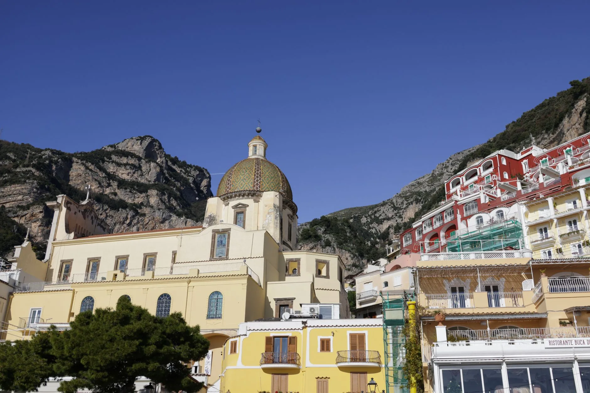 Les ruelles, la boutique et l'église Santa Maria Assunta