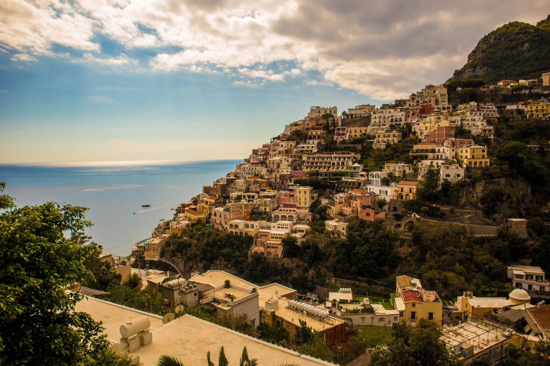 Maisons colorées de Positano en cascade jusqu'à la mer sur la côte amalfitaine